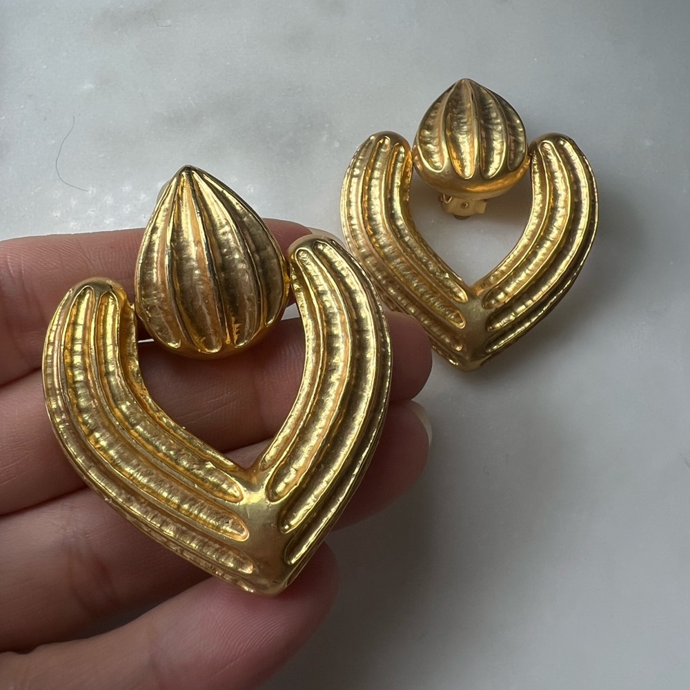 SOLD Vintage Gold Tone Sculptural Clip-On Earrings | 80s Statement Drop Earrings - Picture 3 of 4